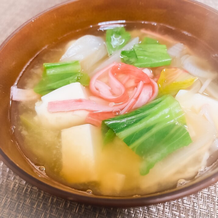 なんちゃってカニ汁？カニカマとチンゲン菜のお味噌汁